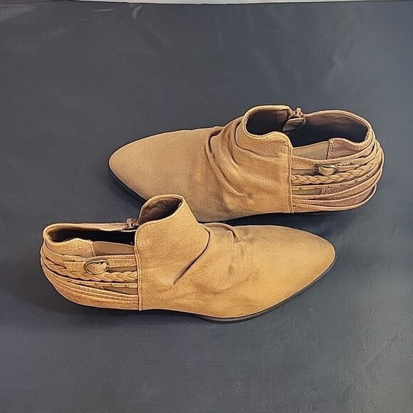 BRAND NEW COMFORT POINTED TOE ANKLE ACCENT AND RUCHED DETAILING ZIP CLOSURE BOOT - Picture 6 of 12